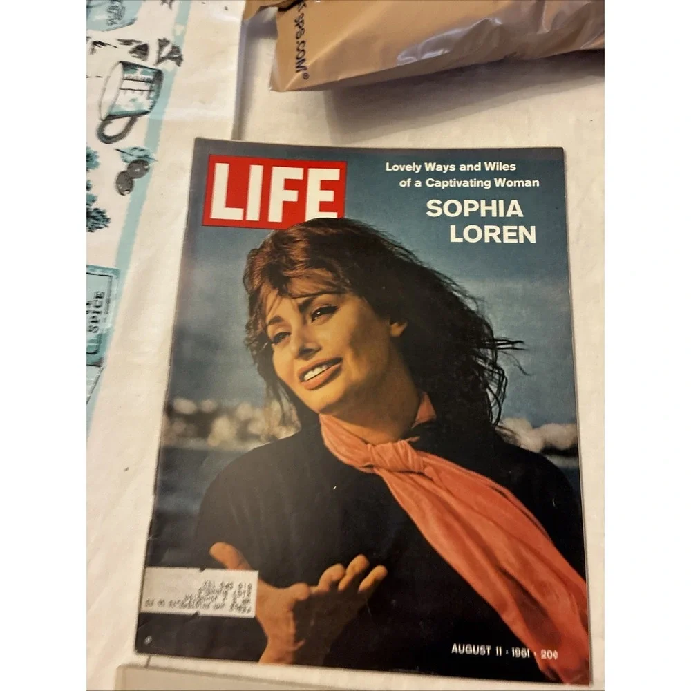 lot of 4 1961 life magazine Kennedy, Jackie, Berlin, Loren